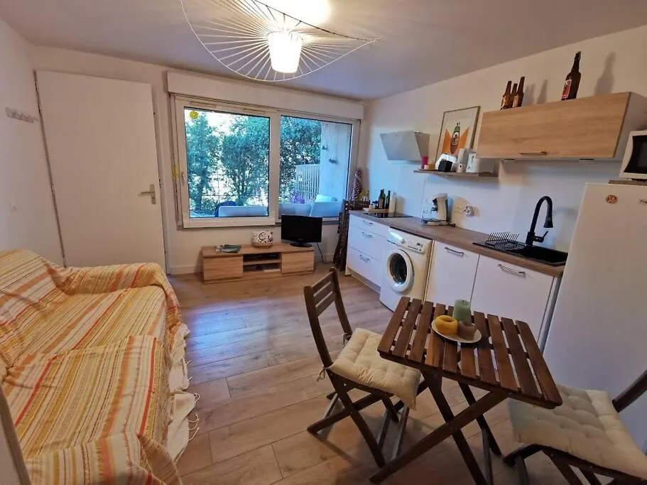 Apartment Charmant Studio Neuf A 150M De La Mer Hyeres